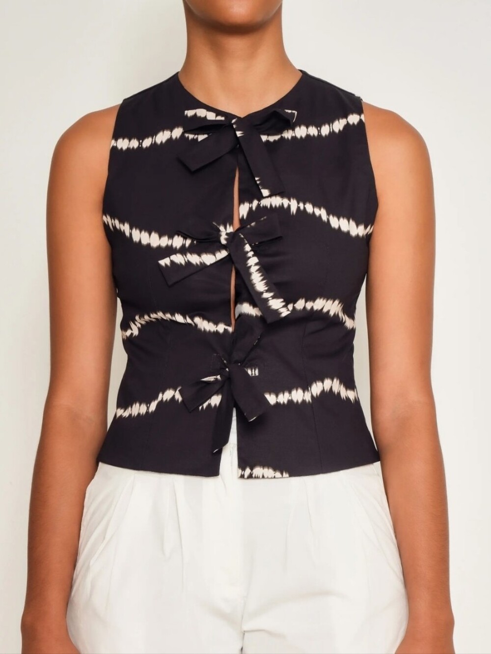 The Lulo Project Sleeveless Black Tie-Front Top with Ivory Print S